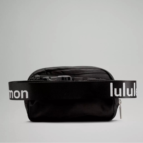 Lululemon Everywhere Belt Bag 1L Black/White Brand New - Picture 3 of 15